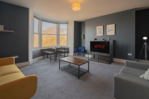 Large Apartment, Free Parking, Sleeps 10, for Contractors, Families overlooking Royal Pavilion